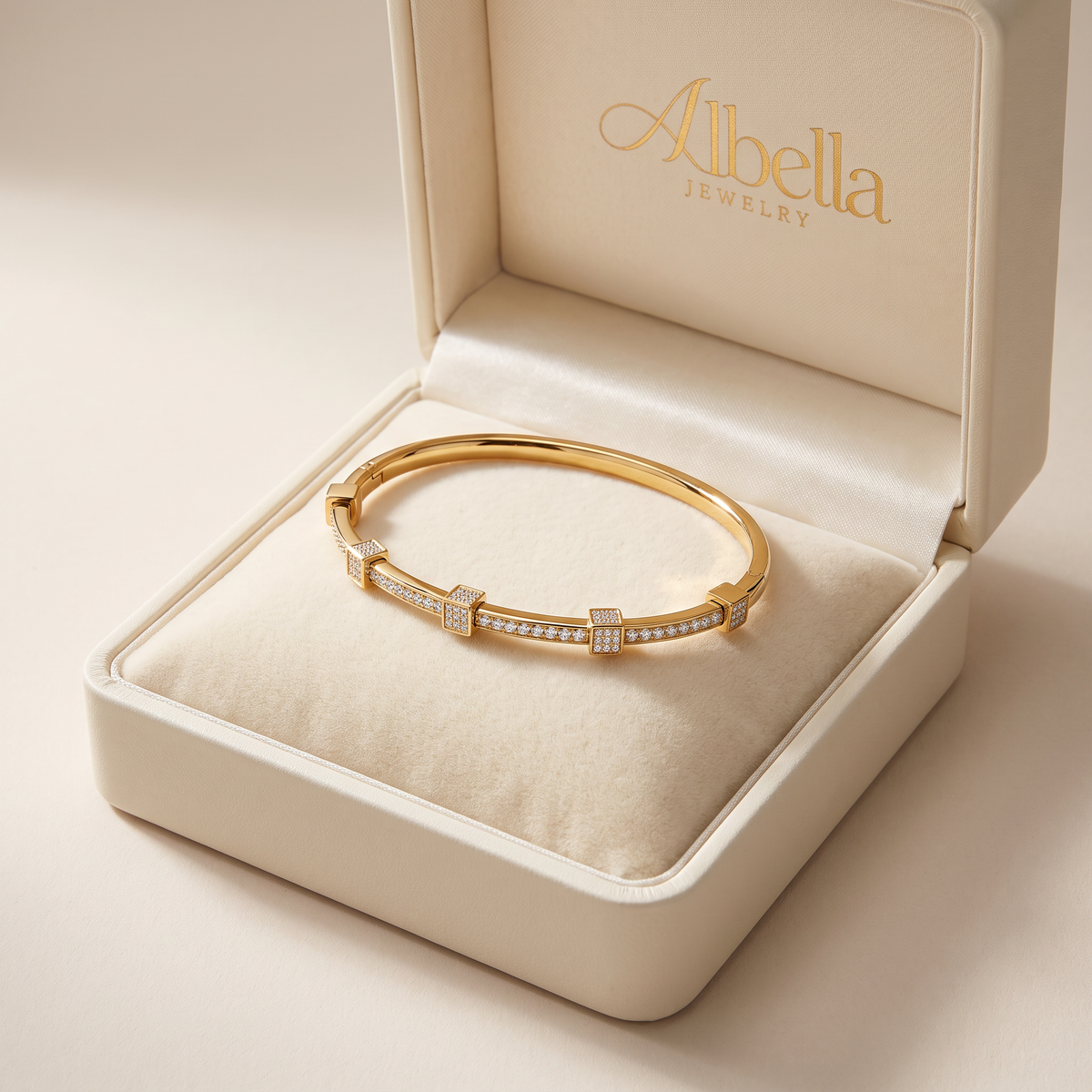 Chic Elegant Bracelet in Bright Gold in Albella Jewelry gift box
