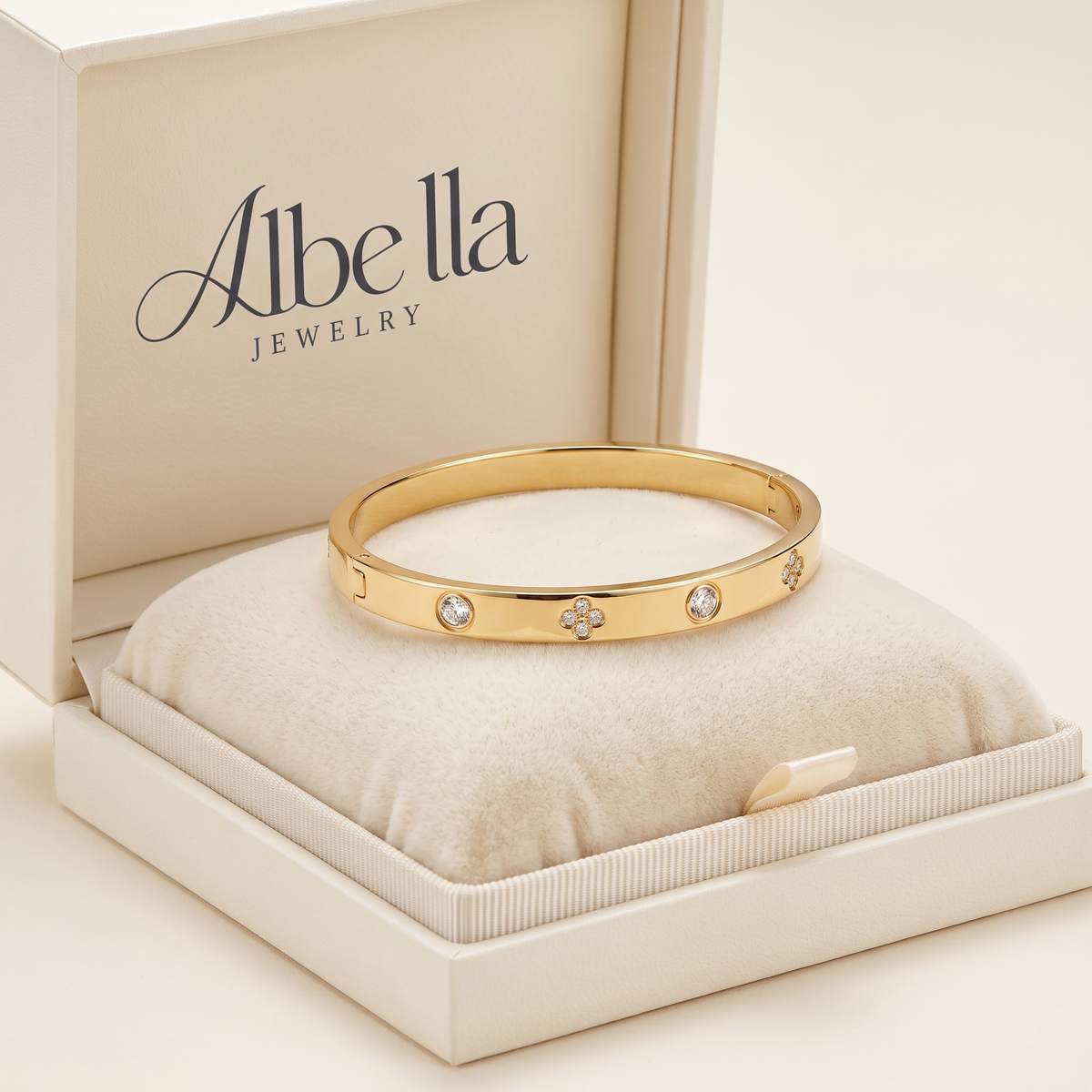 Four-Leaf Clover Bangle in Albella Jewelry gift box