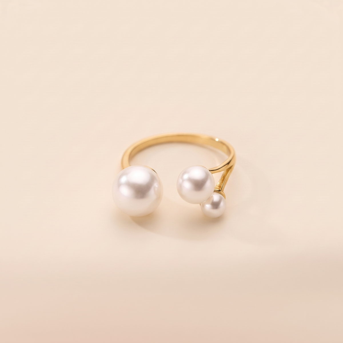 Elegant Three-Pearl Ring – gold