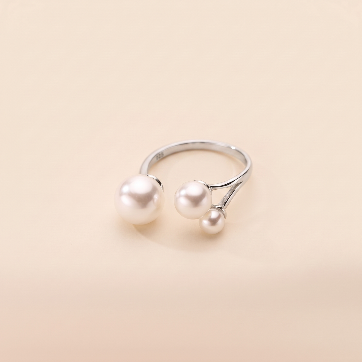 Elegant Three-Pearl Ring – silver