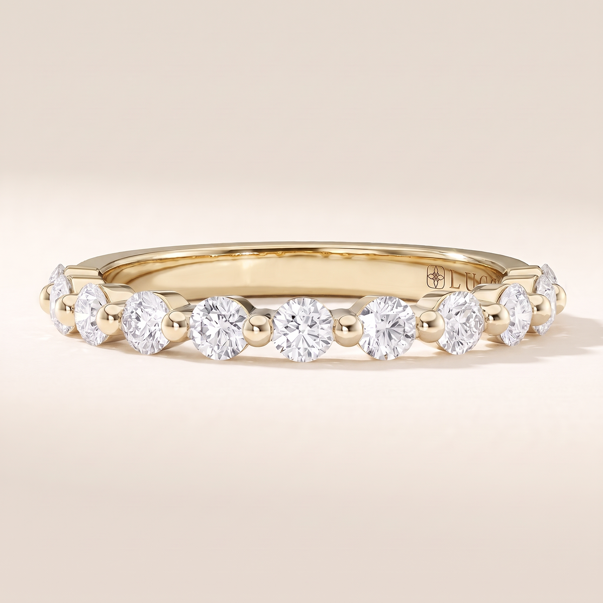Chiesa Floating Shared Prong Diamond Band – gold